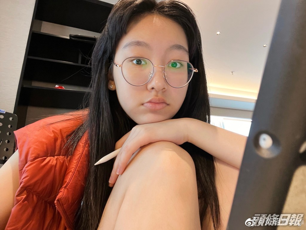 其實炎明熹仍是17歲的學生。